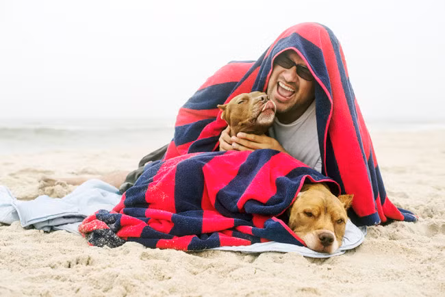 Làm thế nào để nói lời tạm biệt cuối cùng với con vật cưng đã lớn lên cùng bạn, theo bạn cả một chặng đường dài, trở thành thành viên chính thức trong gia đình của bạn? Zhenia Bulawka, một nhiếp ảnh gia từ Baltimore, Maryland đã chụp lại một kỳ nghỉ của cùng của Dukes, chú chó cưng của mình trước khi Dukes chết vì bệnh ung thư tế bào giai đoạn cuối.