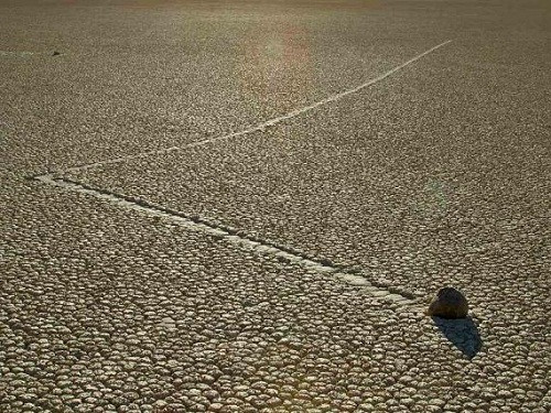 Những hòn đá biết đi bí ẩn trên vùng đất Racetrack Playa ở thung lũng Chết là bí ẩn vẫn chưa được giải thích. Đến nơi đây, bạn sẽ được tận mắt thấy những hòn đá tự mình quẹo rẽ, trượt, lướt và để lại phía sau những vệt như đường mòn.