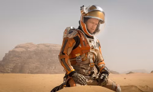 Ngoài việc phải sống trong điều kiện khó khăn, người đến với hành tinh đỏ còn phải đối mặt với cảm giác cô lập và cô đơn chưa từng thấy. Sẽ phải mất ít nhất 25 phút bạn mới có được cuộc trò chuyện với người thân trên trái đất.