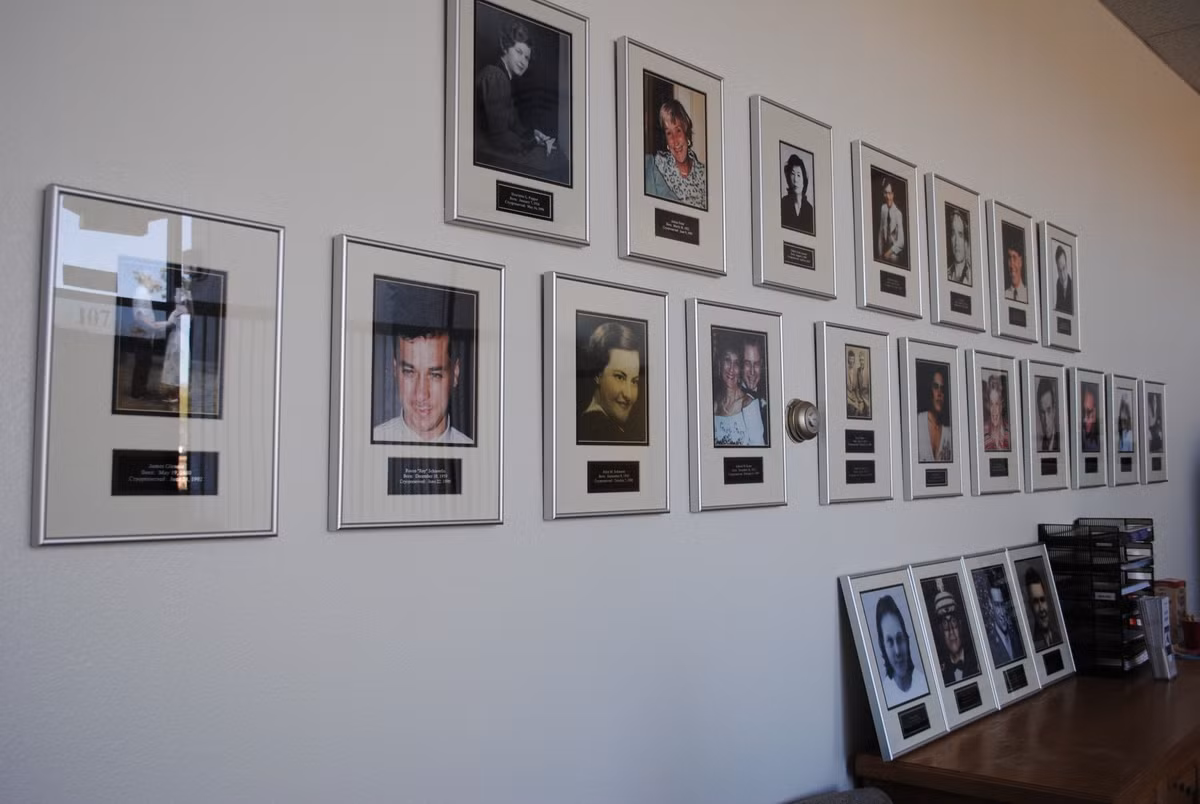 Do chi phí quá đắt đỏ (200.000 USD), nhiều khách hàng chỉ chọn giữ nguyên phần đầu sau khi chết với mức giá rẻ hơn, khoảng 80.000 USD. Họ tin rằng, trong tương lai các nhà khoa học sẽ kích hoạt được những tế bào não và làm não hoạt động trở lại.