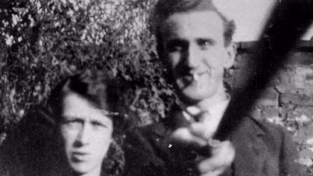 Bức ảnh được chụp từ năm 1952 cho thấy gậy selfie (chụp ảnh tự sướng) đã được sử dụng trước cả khi các thiết bị di động cầm tay được phát minh và chế tạo, nhưng trong vài năm nay nó mới nở rộ, khiến ai cũng tưởng đó là phát minh mới.