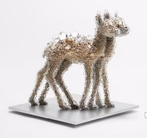 Với sự sáng tạo độc đáo, nhà điêu khắc tạo cho những con vật có một hình hài mới, long lanh và trong suốt sau khi toàn thân chúng được gắn thêm lớp hạt thủy tinh trong suốt có kích thước to nhỏ khác nhau.