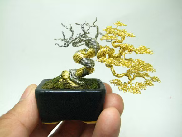 Nghệ nhân Ken To lại sáng tạo riêng cho mình một cây bonsai nhỏ độc đáo từ dây đồng.