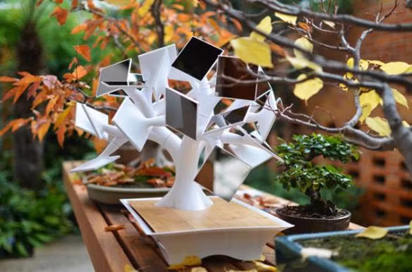 Cây bonsai được chế tạo từ những chiếc lá gương – hay chính xác hơn là những tấm thu năng lượng mặt trời.