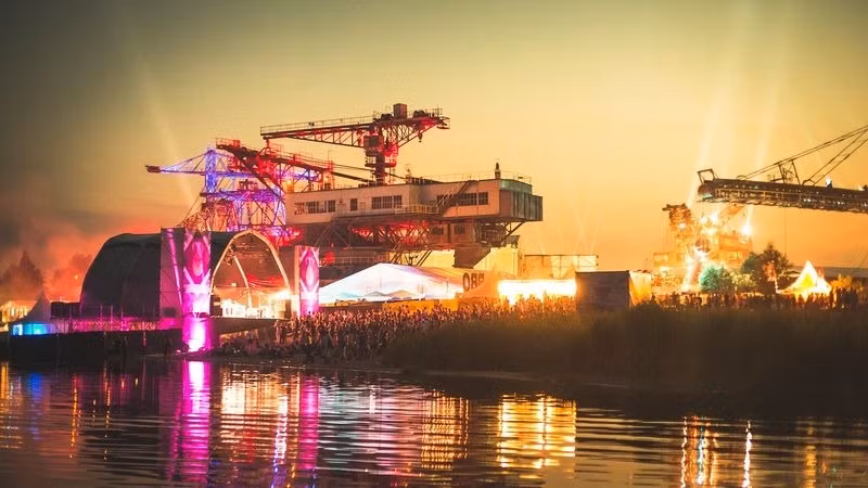 Ngoài ra, khung cảnh xung quanh cùng các tác phẩm điêu khắc và các mốc thiết kế nghệ thuật trở thành phông nền đầy ấn tượng cho các buổi biểu diễn và sự kiện. Phần còn lại của mỏ bị ngập lụt để tạo ra một hồ nước, khiến khung cảnh trở nên hài hòa.