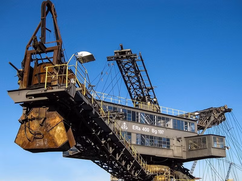 Vào thời kỳ cao điểm, các ngành công nghiệp khai thác mỏ Đức tuyển dụng tới 60.000 lao động và sản xuất 100 triệu tấn than mỗi năm, được sử dụng để cung cấp cho vô số nhà máy điện, nhà máy than và các nhà máy nhiệt cacbon thấp.