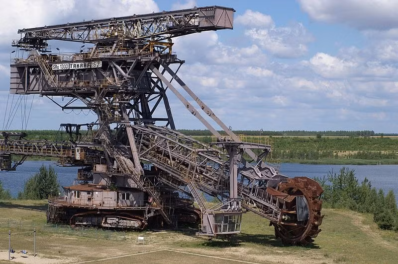 Những cỗ máy khổng lồ này đã từng là “linh hồn” trong cuộc khai thác hàng triệu tấn than nâu ở các mỏ lộ thiên của Golpa-Nord. Khi than hết vào những năm 1990, Golpa-Nord đã bị đóng cửa và các máy được bỏ lại, tạo thành một bảo tàng ngoài trời gọi là “Ferropolis: Thành phố của sắt”.