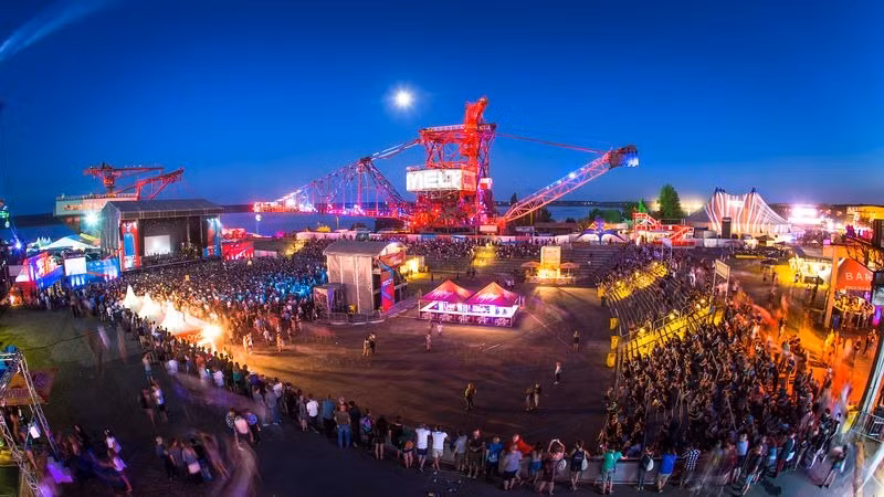 Gần thành phố Gräfenhainichen (Đức) - một mỏ lộ thiên cũ có năm cỗ máy công nghiệp khổng lồ đã ngừng hoạt động đang nằm im lìm ở đó, gồm máy xúc, tàu hút, máy nâng container, mỗi cỗ máy dài đến 130 mét và cao 30 mét. Đó chính là thành phố sắt khổng lồ Ferropolis, điểm đến nổi tiếng của Đức và của toàn thế giới