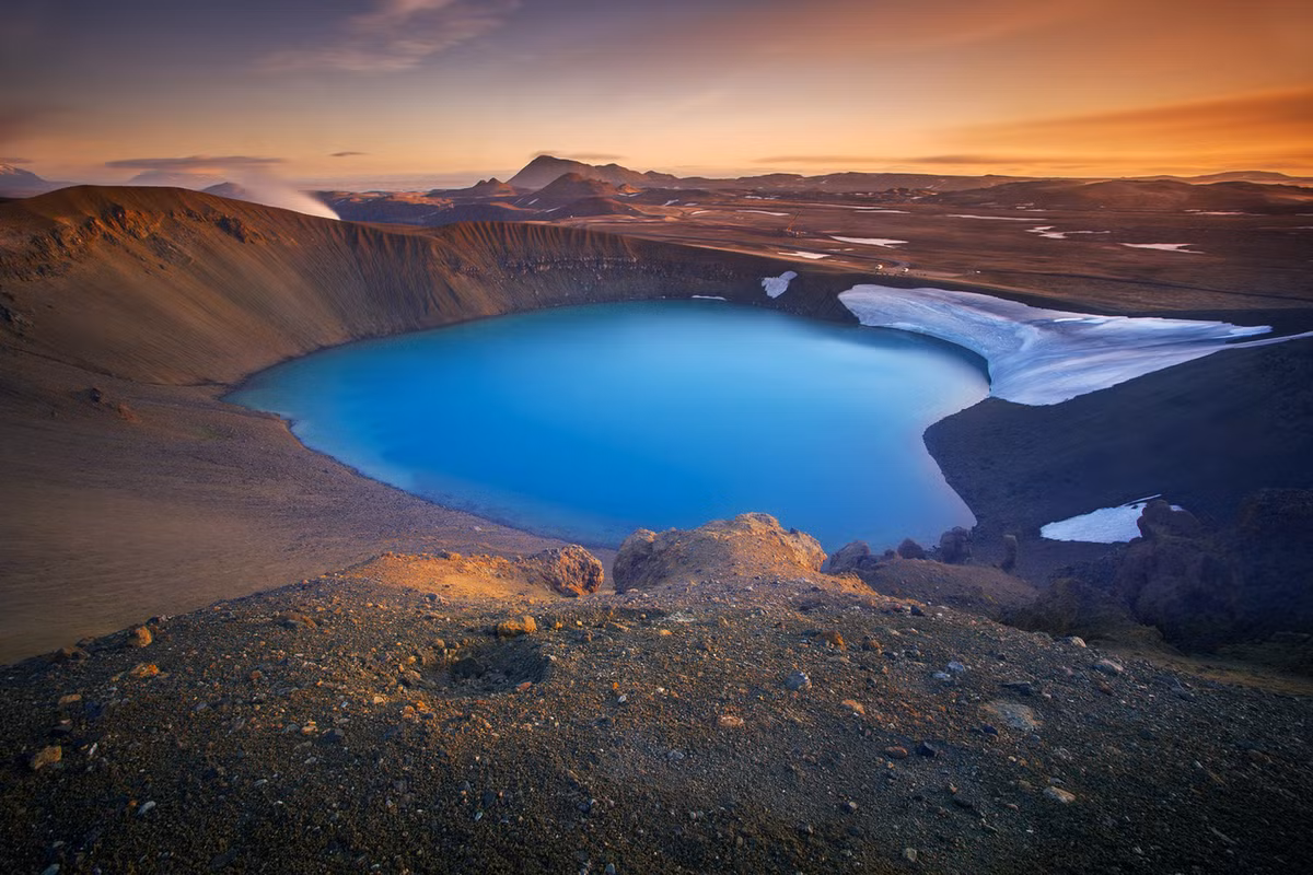 Hồ nước màu xanh ngọc hình trái tim đẹp tuyệt trên miệng núi lửa Viti ở Iceland. Ảnh của tác giả Z Chen đến từ Trung Quốc. 