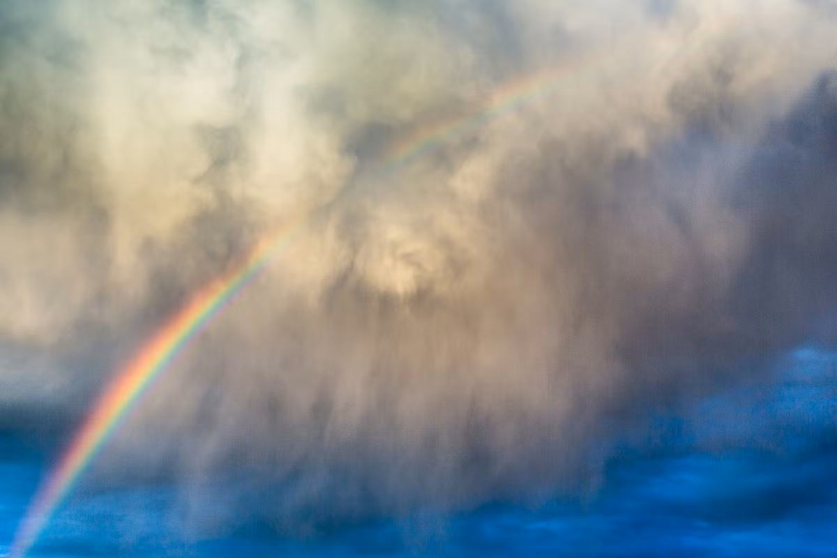 Hình ảnh cầu vồng tuyệt đẹp xuất hiện trên nền trời xanh thẳm sau cơn mưa giông dữ dội. Tác giả: Steven Green ( USA) 