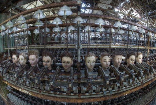 Bước chân vào nhà máy sản xuất búp bê ở Tây Ban Nha có thể khiến bạn nổi da gà. Tòa nhà bị bỏ hoang vào khoảng những năm 80, nhưng vì một số lý do mà mọi thứ vẫn còn bị bỏ lại. Các phần rời rạc để tạo thành một con búp bê, máy móc… vẫn còn nằm trên dây chuyền lắp đặt – tất cả mọi thứ. Chỉ là con người đã biến mất và không còn làm việc tại đây nữa. Vào thời điểm nhà máy còn hoạt động, những con búp bê sứ thường được làm từ tóc người. Điều này khiến mọi thứ càng trở nên ma quái.