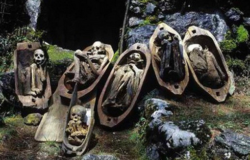 Những “xác ướp cháy xém” này được phát hiện trong hang động ở khu vực núi Timbac, gần thị trấn Kabayan, tỉnh Benguet, Philippines. Các nhà khoa học tin rằng những xác ướp là của người dân các bộ lạc Ibaloi. Ướp xác được thực hiện ngay khi một người qua đời. Sau khi chết, cơ thể được rửa sạch và đặt trên lửa trong tư thế ngồi, làm khô chất lỏng trong cơ thể.