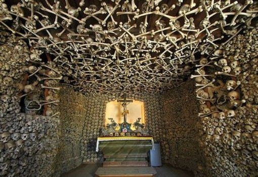 Nhà thờ Sedlec là một nhà thờ thiên chúa giáo La Mã nhỏ ở Sedlec, Cộng hòa Séc được mệnh danh là một trong 10 nơi đáng sợ nhất hành tinh khi chứa tới hơn 40.000 bộ xương người. Đặc biệt, những bộ xương lớn nhỏ đủ loại lại được sử dụng làm vật trang trí bên trong trong nhà thờ. Trong đó, ấn tượng nhất là chùm đèn treo bằng nằm chính giữa nhà thờ này, được làm từ nhiều loại xương trên cơ thể con người.