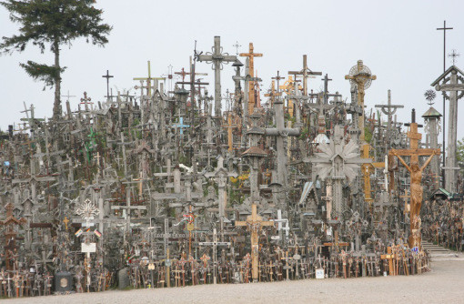 Đồi thập tự, Lithuania: Nếu nhìn qua, bạn sẽ tưởng mình đang được chiêm ngưỡng một cảnh tượng trong một bộ phim kinh. Nhưng không, ngọn đồi Thánh giá này là nơi có thật. Domantai là tên của ngọn đồi thánh giá trước kia nằm ở phía bắc, cách thành phố công nghiệp nhỏ Siauliai khoảng 12 km, thuộc nước cộng hòa Lithuania, là một điểm đến cho những du khách hành hương và hiếu kì. Người ta ước tính có hơn 200.000 cây thánh giá được đặt tại đây, nhưng địa điểm này không phải là một nghĩa địa.