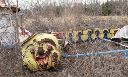 Các công viên giải trí bị bỏ hoang vốn dễ gây cảm giác ớn lạnh, rùng mình nhưng Công viên giải trí Chernobyl tại thị trấn ma Pripyat, Ukraine không chỉ đáng sợ mà còn rất nguy hiểm. Thảm họa hạt nhân năm 1986 đã khiến Nhà máy điện hạt nhân Chernobyl phải đóng cửa và tất cả cư dân ở các vùng lân cận phải sơ tán đi nơi khác, bỏ lại đằng sau một vùng hoang tàn và chết chóc. Do đó, công viên giải trí Chernobyl cũng trở nên hoang phế, đổ nát, còn rất nguy hiểm khi các chất bức xạ phóng xạ vẫn còn tồn tại ở đây.