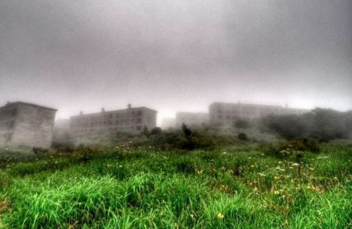 Hầm mỏ ma Matsuo nằm tại phía bắc Nhật Bản, nơi đây từng là một trong những mỏ khai thác sulfur lớn nhất châu Á. Sau khi bị đóng cửa vào khoảng những năm 70, nó bị bỏ hoang và những gì còn lại chỉ là di tích nơi ở của những người thợ mỏ trước đây. Sương mù bao phủ quanh đây dày đặc đến mức, bạn có thể sẽ phải mất rất nhiều ngày mới tìm ra nơi này.