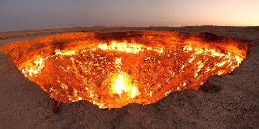 Cánh cổng địa ngục ở Derweze, Turkmenistan là một trong những địa điểm rùng rợn nhất thế giới. Trong khi đang tiến hành khoan vào một hang động chứa đầy khí tự nhiên vào năm 1971, các nhà địa chất Liên Xô đã vô tình khoan vào một túi khí khiến giàn khoan sụp đổ. Để tránh khí rò rỉ gây ngộ độc, người ta đã quyết định cách tốt nhất là đốt nó. Các nhà địa chất cũng cho rằng chỉ một vài ngày sau hố lửa này sẽ tắt nhưng thực tế nó vẫn cháy đến tận ngày hôm nay.