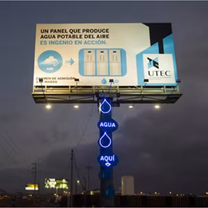 Ở Peru có một tấm biển quảng cáo có khả năng biến không khí thành nước sạch có thể uống được.