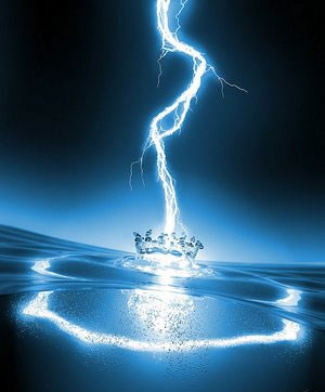 Nước bản thân nó không dẫn điện mà là các tạp chất trong nước dẫn điện.