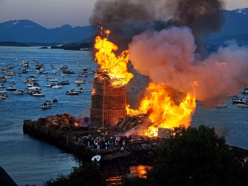 Đây là cách những người dân thị trấn Alesund mừng ngày ra đời của Thánh John.