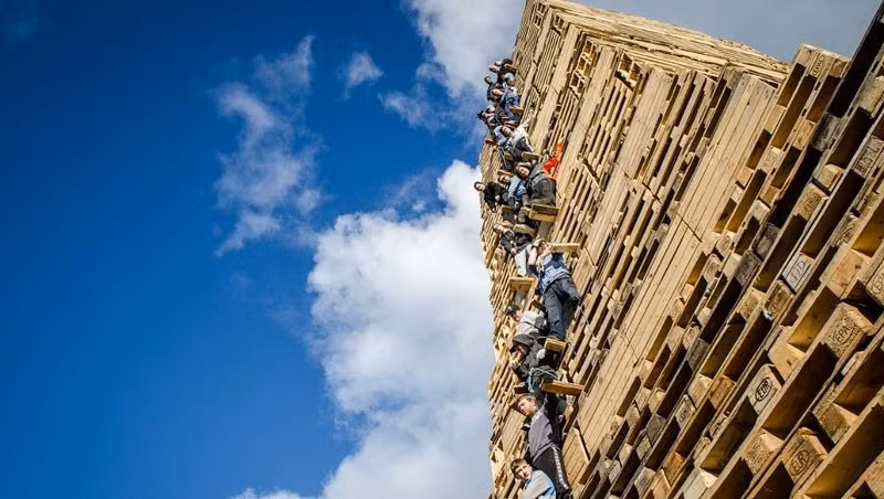 Năm 2010, họ đã thiết lập kỷ lục tháp lửa mừng cao nhất thế giới với chiều cao lên tới 40,45m, vượt qua kỷ lục 37,84m được thiết lập năm 1993.