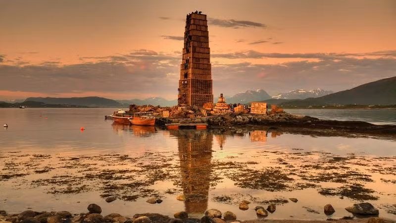 Sau khi đốt lửa, ngọn lửa cháy rừng rực trên nền trời tối màu trong ánh hoàng hôn tạo nên quang cảnh huy hoàng tuyệt đẹp.