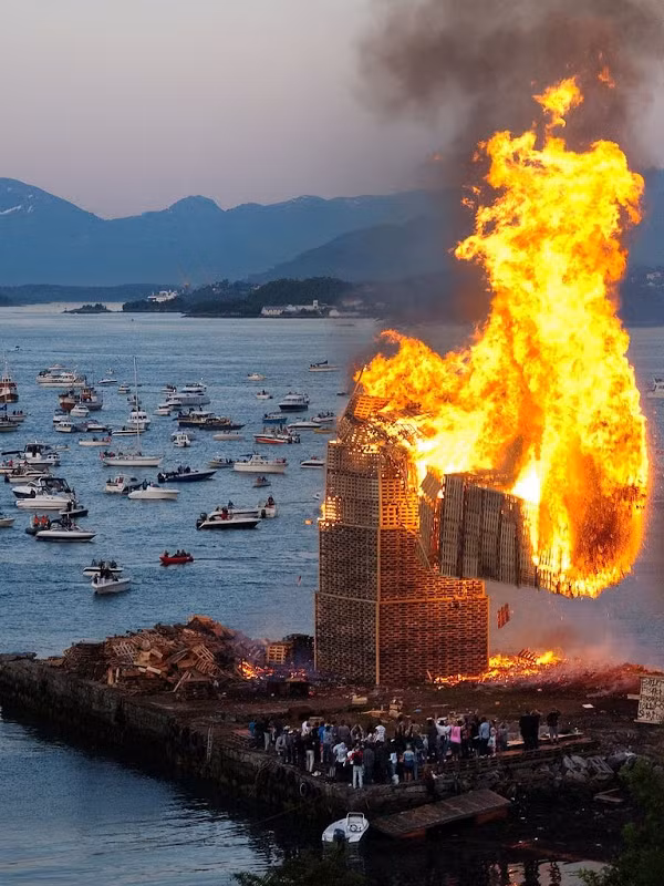 Chính nhờ việc chọn địa điểm xây tháp lửa mừng thông minh nên khi tháp được đốt cháy, những phần bị sụp đổ sẽ rơi xuống nước, đảm bảo an toàn cho những người tham gia.