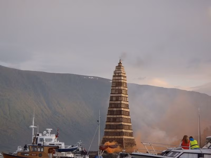 Người dân ở đây tự mình xếp lên một ngọn tháp rất cao có tên là Slinningsbålet với chiều cao lên tới hàng chục mét.