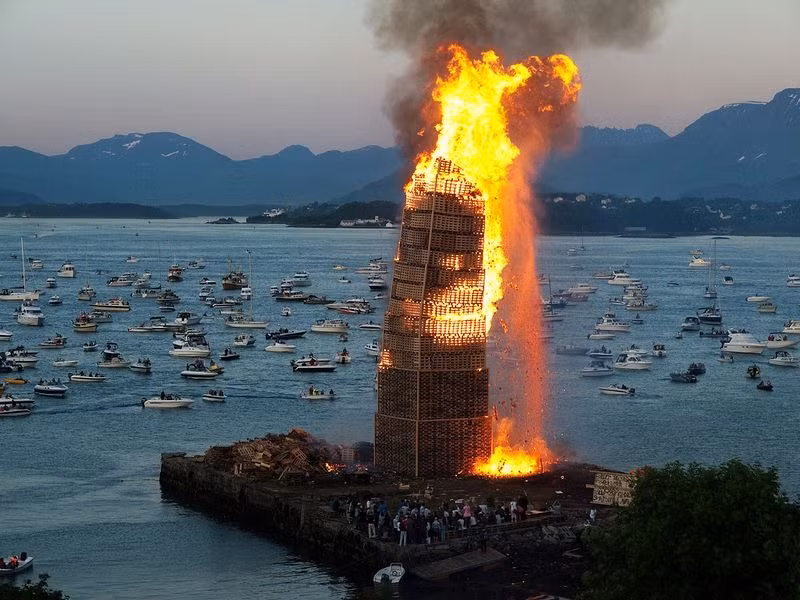 Nhiều quốc gia châu Âu, các bang của Mỹ và Canada thường tổ chức lễ mừng ngày lễ Thánh John với một cột lửa và người dân nhảy múa xung quanh. Tuy nhiên, không nơi nào tổ chức tháp lửa mừng “hoành tráng” như thị trấn Alesund của Na Uy.