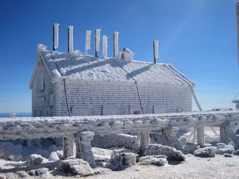 Mount Washington nằm trong vùng khí hậu ôn đới nhưng lại lạnh lẽo y như Bắc cực. Cái lạnh khắc nghiệt, tuyết rơi quanh năm, sương mù dày đặc, khắp nơi đều đóng băng, và những gió lạnh buốt thấu xương là những đặc điểm nổi bật của thời tiết ở vùng Mount Washington này.