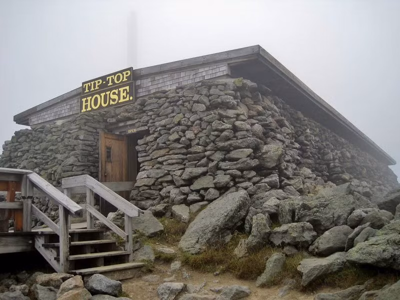 Ban đầu, Tip-Top House hoạt động như một khách sạn với các bức tường dày 2,5m nhằm đảm bảo giữ ấm cho các vị khách. Hiện nay, Tip-Top trở thành bảo tàng của vùng đất cực kỳ khắc nghiệt này.