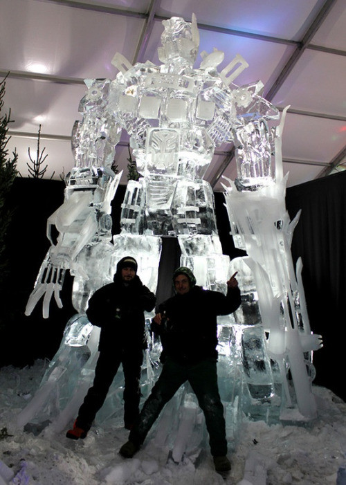 Người máy bằng băng đá.