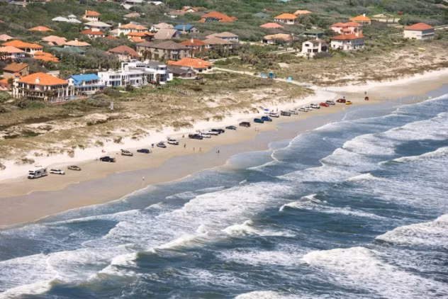 Bãi biển New Smyrna (Florida, Mỹ) quanh năm nắng ấm là địa điểm lý tưởng thu hút các du khách muốn dành kỳ nghỉ trên biển. Đây cũng là “thiên đường” của các cuộc cá mập tấn công người. Ước tính, mỗi người bơi ở bãi biển này chỉ cách cá mập khoảng 3m.