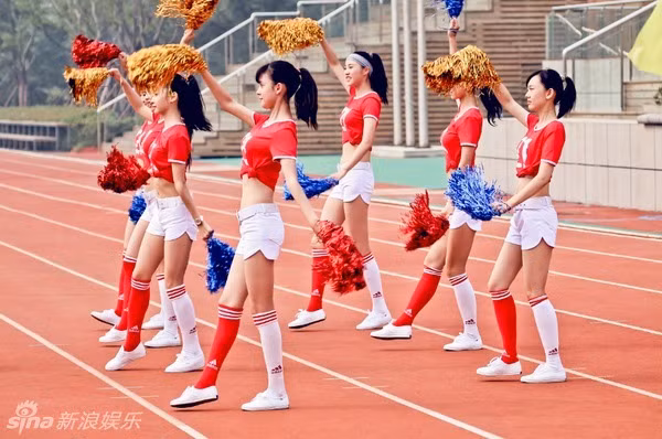 Cư dân mạng ưu ái gọi những mỹ nữ cổ vũ này là "Những nữ cổ động viên xinh đẹp nhất". Trong đó có thành viên nổi bật còn được so sánh với những hot girl nổi tiếng trên mạng xã hội của xứ Trung.