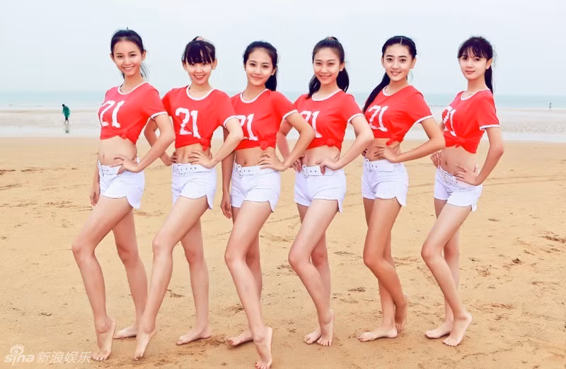 Những ngày gần đây, cư dân mạng Trung Quốc sục sôi với những hình ảnh một nhóm nữ sinh trung học cực kỳ xinh đẹp, khoe dáng chuẩn trong bộ đồng phục bóng cổ vũ rất bắt mắt.