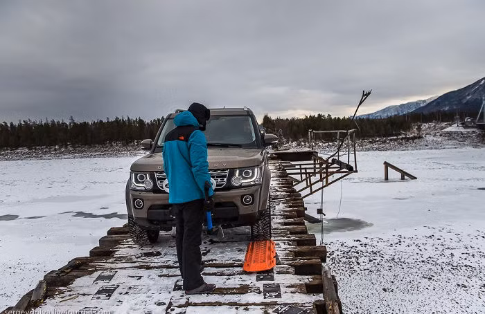 Đây là một cây cầu đường sắt nằm trong tuyến đường 4324 km đi qua phía đông Siberia và Nga, song cây cầu chưa bao giờ được khánh thành, vì thế người dân ở làng Kuanda bắt đầu sử dụng nó để qua sông Vitim. Cũng do không phải là một cây cầu chính thức dành cho các phương tiện ô tô, cây cầu hầu như không được sửa chữa gì trong suốt 3 thập kỷ.