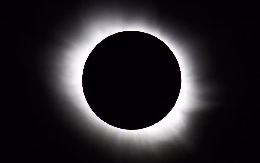 Nhật thực toàn phần tại Svalbard, Na Uy.