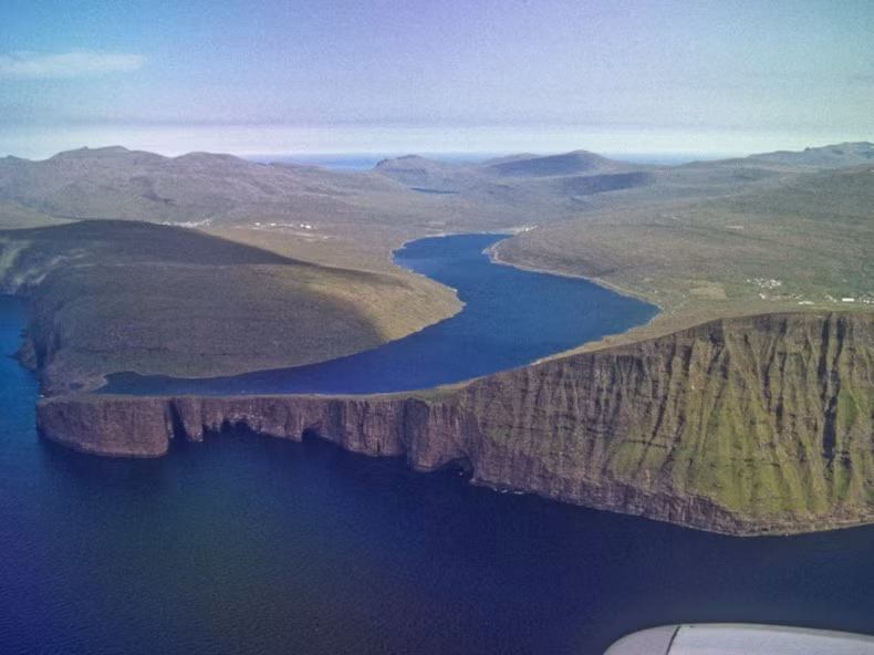 Vách đá dốc đứng chắn phía trước hồ, cùng với góc chụp hoàn hảo, khiến chúng ta tưởng vùng hồ này nằm ở độ cao hàng chục mét.