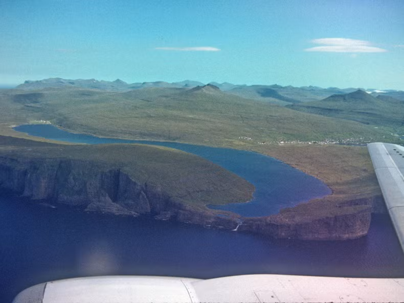 Hồ Sørvágsvatn (hay còn gọi là hồ Leitisvatn) là hồ lớn nhất của quần đảo Faroe, nằm trên đảo Vagar. Nó có diện tích 3,4 km2, gấp ba lần kích thước của hồ Fjallavatn lớn thứ hai trên đảo này. Cái hồ kỳ lạ này gây ấn tượng vì nó nằm chót vót trên mặt nước biển.