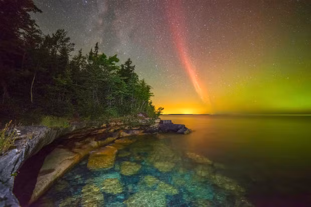Cùng thể loại trên, bức ảnh “Proton Arc Over Lake Superior” của bởi Ken William đứng vị trí thứ hai. Trong ảnh, hiện tượng cực quang được gây ra bởi các hạt tích điện tiếp xúc với các chất khí trong bầu khí quyển trên của Trái Đất.
