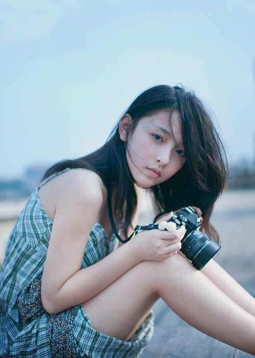 Ngô Thiến, hot girl sinh năm 1992, gần đây là cái tên được tìm kiếm nhiều trên mạng xã hội TQ. Ngô Thiến sở hữu vẻ đẹp thanh khiết, trong sáng khiến người xem muốn ngắm nhìn mãi.