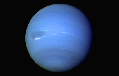 Sao Hải Vương quay hết một vòng quanh trục của nó rất nhanh.