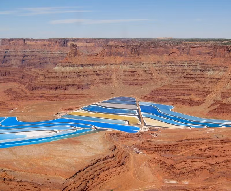 Theo thời gian, những biến động địa chất chôn vùi chúng xuống dưới hàng ngàn mét trong lòng Trái đất và chúng trở thành quặng kali.