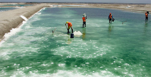 Mỗi ngày, Intrepid Potash, Inc sản xuất từ 700 đến 1.000 tấn kali cacbonat từ những mỏ kali này. Công ty hy vọng sẽ khai thác được ở đây ít nhất hơn 125 năm trước khi quặng kali cạn kiệt.