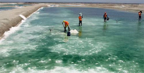 Mỗi ngày, Intrepid Potash, Inc sản xuất từ 700 đến 1.000 tấn kali cacbonat từ những mỏ kali này. Công ty hy vọng sẽ khai thác được ở đây ít nhất hơn 125 năm trước khi quặng kali cạn kiệt.