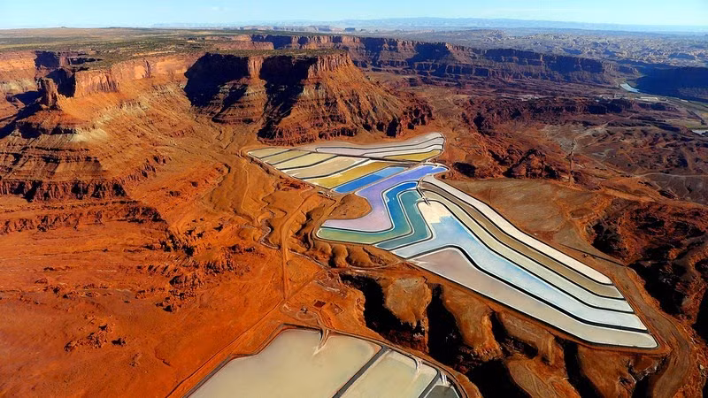 Mặt trời sẽ làm nhiệm vụ còn lại – làm bốc hơi nước, để lại những tinh thể kali và muối ở phía dưới. Quá trình bốc hơi này thường mất khoảng 300 ngày.