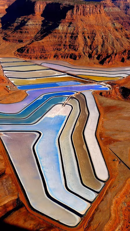 Hầu hết trữ lượng kali trên thế giới đều có nguồn gốc từ các khu vực đại dương cổ đại (theo thời gian biến đổi ngày nay đã biến thành những vùng đất rộng lớn). Sau khi nước bốc hơi, muối kali kết tinh thành các mỏ kali lớn.