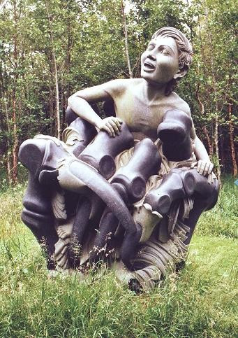 Thật khó có thể tập trung tâm trí ngồi thiền trong quang cảnh rùng rợn này.