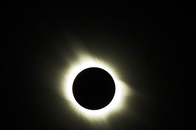 Mặt trời lớn gấp 400 lần so với Mặt trăng, và khoảng cách từ Mặt trời tới Trái đất gấp khoảng 400 lần khoảng cách từ Mặt trăng tới Trái đất. Chính sự trùng hợp ngẫu nhiên này dẫn tới việc Mặt trăng có thể che khít Mặt trời trong những lần nhật thực toàn phần.