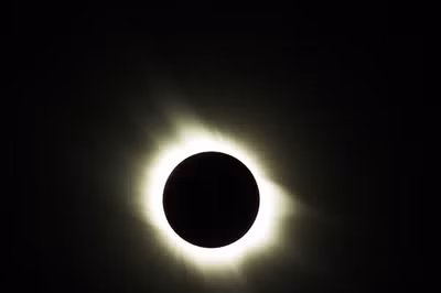 Mặt trời lớn gấp 400 lần so với Mặt trăng, và khoảng cách từ Mặt trời tới Trái đất gấp khoảng 400 lần khoảng cách từ Mặt trăng tới Trái đất. Chính sự trùng hợp ngẫu nhiên này dẫn tới việc Mặt trăng có thể che khít Mặt trời trong những lần nhật thực toàn phần.